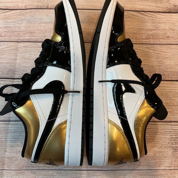 Jordan 1 Low Gold Toe Mens Size 11 GUC - Picture 4 of 5